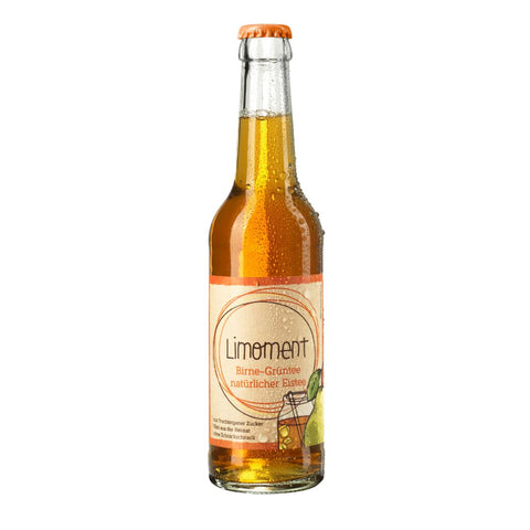 Limoment Birne-Grüntee natürlicher Eistee in Glasflasche und nachhaltigem Etikett mit Limoment-Logo und gezeichneter Birne und Glas mit Eistee.