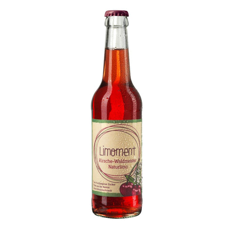 Limoment Kirsche-Waldmeister Naturlimo in Glasflasche und nachhaltigem Etikett mit Limoment-Logo und gezeichneter Kirsche und Waldmeister.