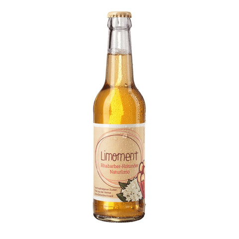 Limoment Rhabarber-Holunder Naturlimo in Glasflasche und nachhaltigem Etikett mit Limoment-Logo und gezeichneten Rhabarber und Holunderblüten.