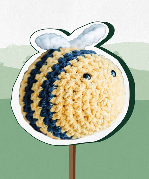 Limoment Teammitglied Bimo ist eine gehäkelte Biene und das Maskottchen von Limoment. Sie wird in einer Hand gehalten.