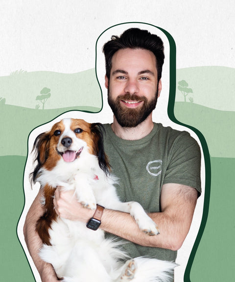 Limoment Teammitglied Phillip hat kurze dunkelbraune Haare und Bart, braune Augen und trägt seinen Hund Data auf dem Arm.