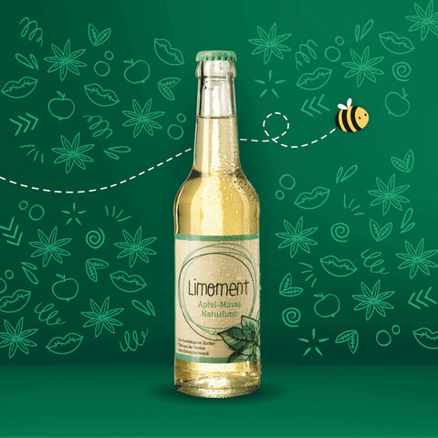 Limoment Apfel-Minze Naturlimo in Glasflasche und nachhaltigem Etikett mit Limoment-Logo und gezeichneter Minze.