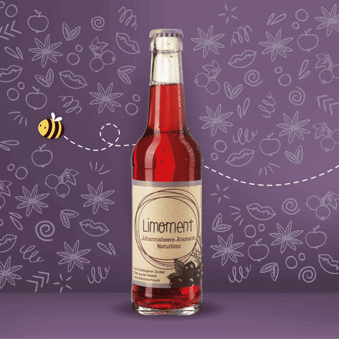 Limoment Johannisbeere-Rosmarin Naturlimo in Glasflasche und nachhaltigem Etikett mit Limoment-Logo und gezeichneten Johannisbeeren und Rosmarinzweig.