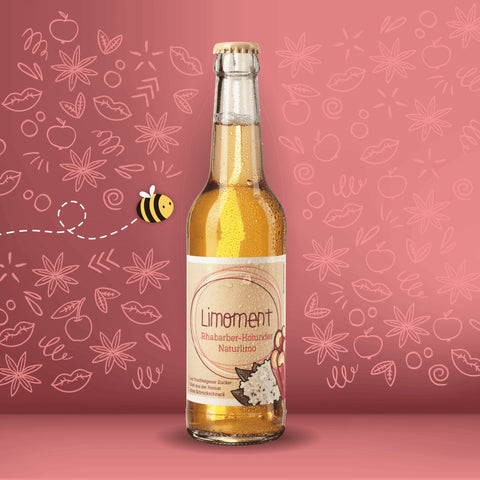 Limoment Rhabarber-Holunder Naturlimo in Glasflasche und nachhaltigem Etikett mit Limoment-Logo und gezeichneten Rhabarber und Holunderblüten.