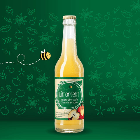 Limoment naturtrübe Apfel-Spendenschorle in Glasflasche und nachhaltigem Etikett mit Limoment-Logo und gezeichnetem Apfel.