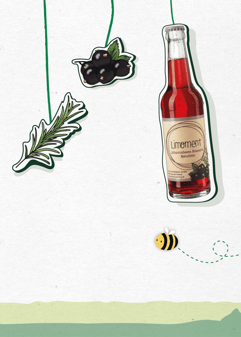 Eine Glasflasche Limoment Johannisbeere-Rosmarin Naturlimo hängt an einem Seil, daneben ein Rosmarinzweig, Johannisbeeren und eine fliegende Biene.