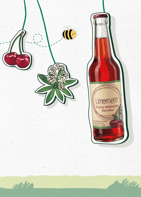 Eine Flasche Limoment Kirsche-Waldmeister Naturlimo hängt an einem Seil, daneben der Satz stillt deinen Durst nach fruchtiger Erfrischung.