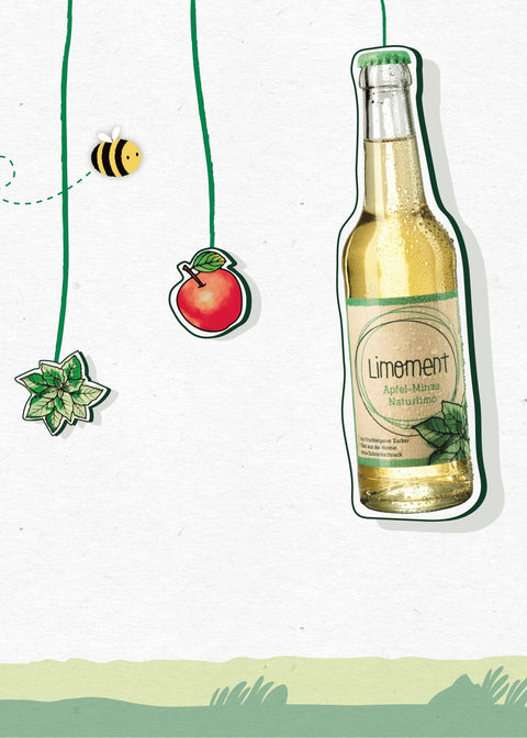 Eine Glasflasche Limoment Kirsche-Waldmeister Naturlimo hängt an einem Seil, daneben eine Minze, Apfel und eine fliegende Biene.