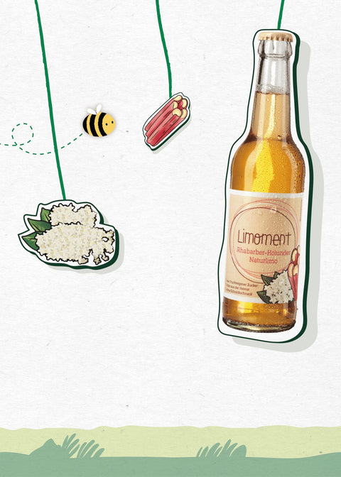 Eine Flasche Limoment Rhabarber-Holunder Naturlimo hängt an einem Seil, daneben der Satz gönn dir einen Schluck voller Sommer, Sonne, Sonnenschein. 