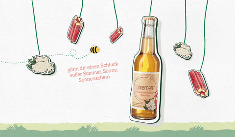 Eine Flasche Limoment Rhabarber-Holunder Naturlimo hängt an einem Seil, daneben der Satz gönn dir einen Schluck voller Sommer, Sonne, Sonnenschein. 